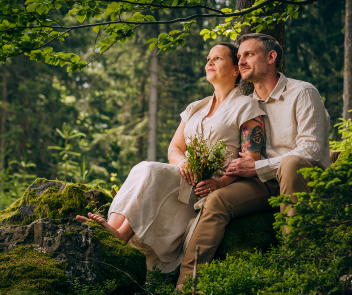 Když se fotí lesní svatba.